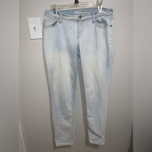 Old Navy The Boyfriend Skinny Jean. Light wash Skinny Jeans, Size 6 Regular.